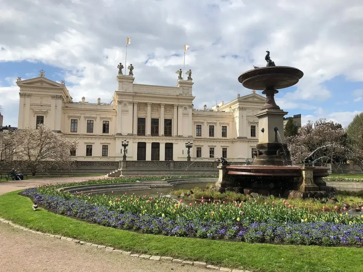 Lund University's main building. Draimo answers from Lund's own pages, in Swedish or English.